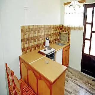 Makis Studios And Apartments *